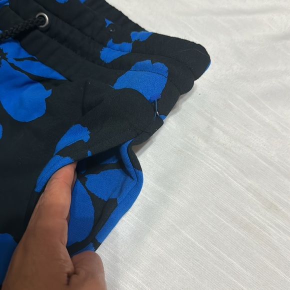 🎯nwt future collective black & Blue floral jogger sweatpants - Picture 5 of 6